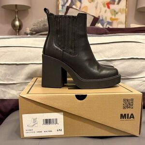 Mia Emire pull on booties
